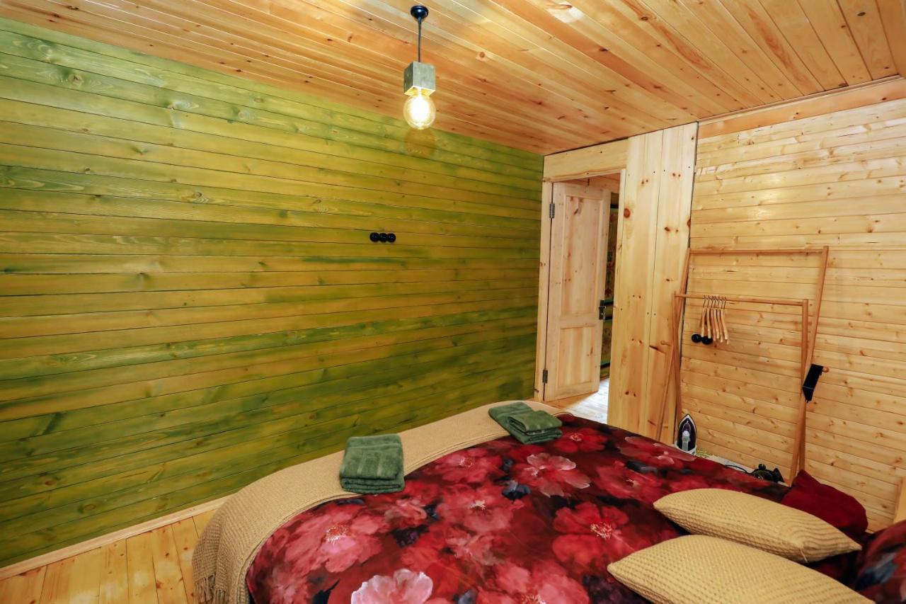 Wooden cottage green house in Bakoerjani Buitenkant foto